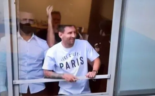 Messi ya llegó a la capital de Francia y causó locura en el aeropuerto Le Bourget.