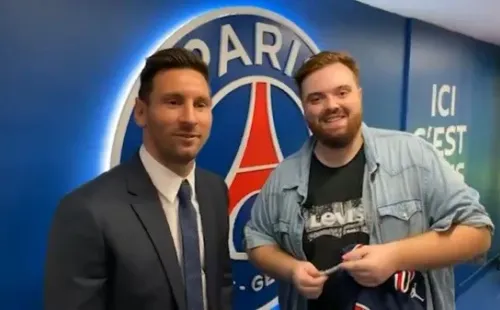 Ibai fue rescatado de su chascarro por un empleado del club, que no tardó en buscar un lápiz para la firma de Messi.