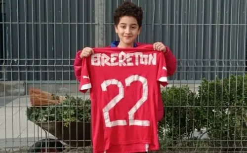 Cristóbal González muestra la camiseta que el mismo hizo de Brereton (Cristián Cavieres)