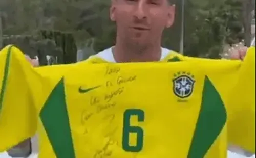 Roberto Carlos le envió tremendo regalo a Lionel Messi.