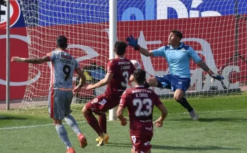 Vilches abrió el marcador para Unión La Calera ante Deportes La Serena. Foto: Agencia Uno