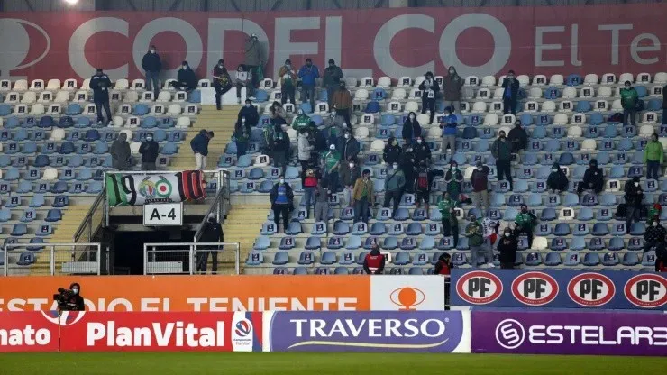 Hinchas en la apertura de puertas para el públicos en los estadios del fútbol chileno