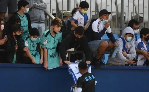También se dieron el tiempo para firmar camisetas. (Foto: Agencia Uno)