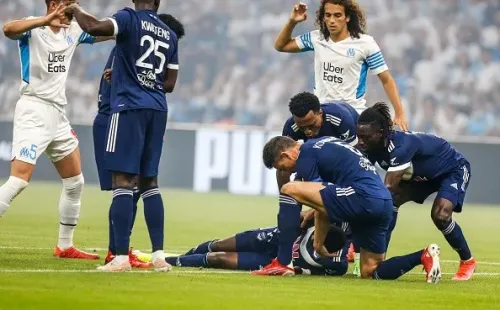 Los compañeros de Kalu intentaron sostener la cabeza del jugador mientras llegaba la ayuda médica a la cancha.