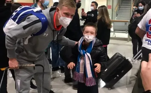 Vicente Bernedo posó con algunos felices fanáticos (FOTO: Cruzados)