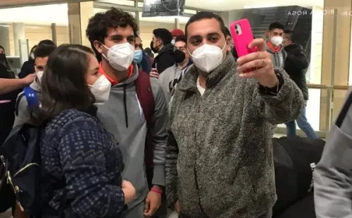 Nacho Saavedra también se sacó selfies con los hinchas(FOTO: Cruzados)
