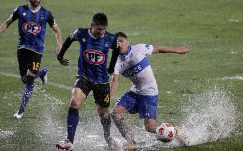 El partido entre Cruzados y Acereros se jugó bajo una incesante lluvia.