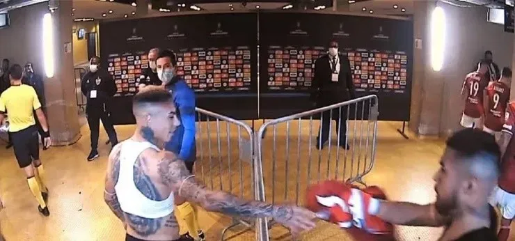 Díaz y Vargas intercambiaron camisetas y desataron la furia de los argentinos.
