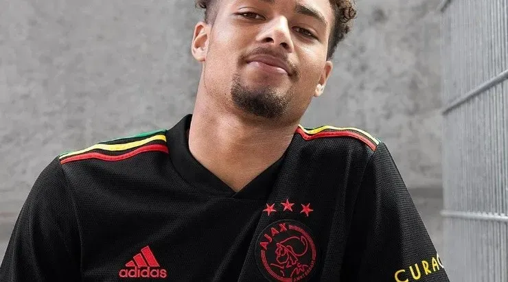 La nueva camiseta del Ajax se inspiró en Bob Marley y sus “Three little birds”. Foto: Ajax