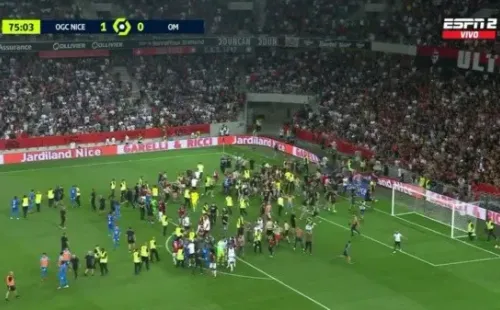 Aficionados del Niza saltaron al terreno de juego. (Foto: Captura Espn)