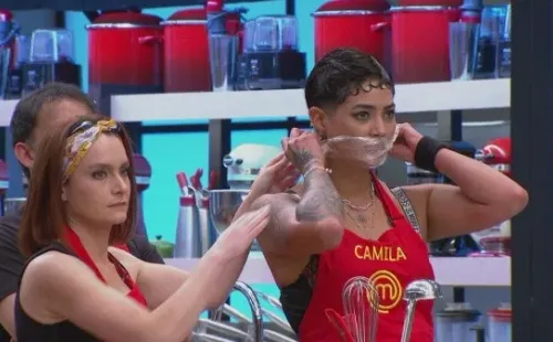 Camila Recabarren intentando ser contenida por sus compañeros de equipo en    Masterchef Celebrity.