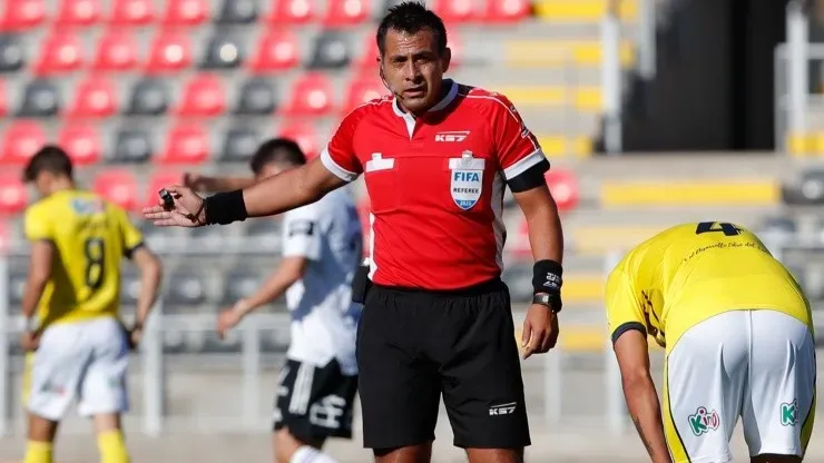 Julio Bascuñán arbitra a Colo Colo en el Campeonato Nacional
