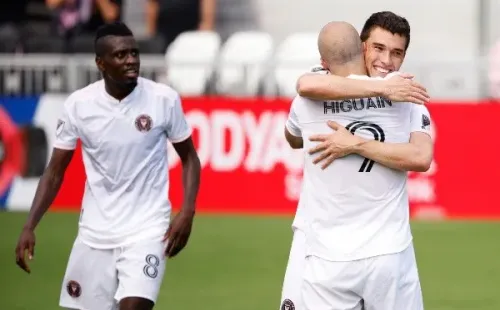 Robinson con Higuaín y Matuidi. Foto: Getty