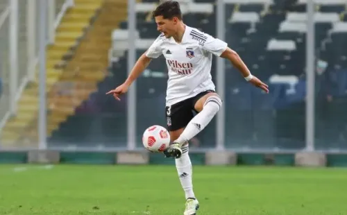 Miiko Albornoz sueña con volver a la Roja, pero por ahora su cabeza está en Colo Colo. Foto: Agencia Uno
