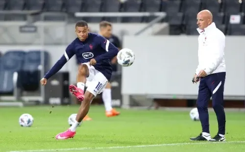 Mbappé cree que es una locura pensar en alcanzar los logros de Messi y Cristiano Ronaldo en el fútbol.