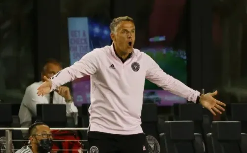 Phil Neville se deshizo en elogios para el nuevo seleccionado chileno Robbie Robinson