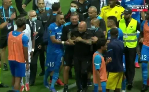 A Sampaoli lo tuvieron que sacar de la cancha para evitar más peleas. Foto: ESPN