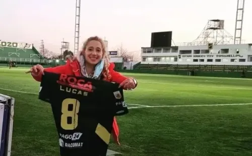 La doctora Ludmila Beitia Cazot recibió la camiseta de Lucas Barrios.