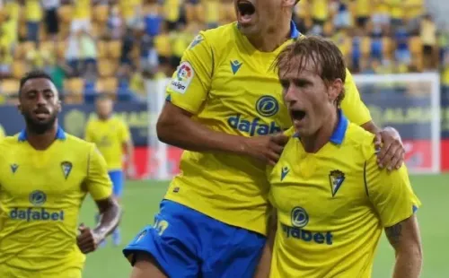 El chileno festejó junto a Fernández el triunfo transitorio ante Osasuna, pero los visitantes les dieron vuelta el duelo en los descuentos.