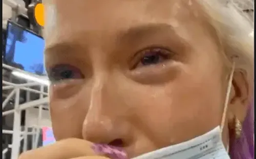 Vesta Lugg rompe en llanto y vive dramática situación con aerolínea.(4)