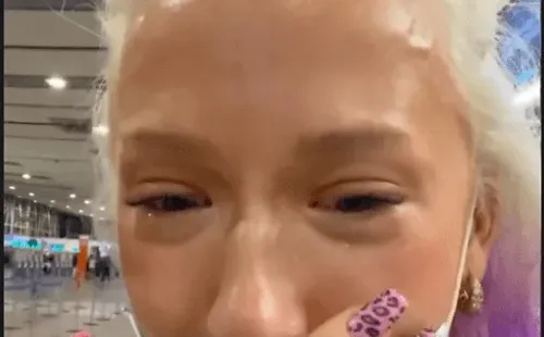 Vesta Lugg rompe en llanto y vive dramática situación con aerolínea.(7)