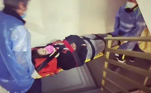 Patricia López siendo trasladada al hospital, tras su caída.(2)