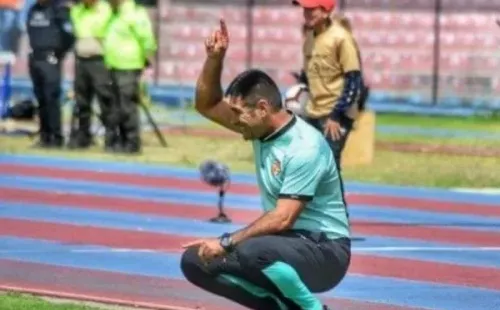 Tapia dirigiendo en Ecuador | Foto: @NelsonTapiaRios
