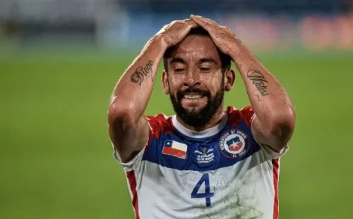 Chile venía jugando con camiseta sin logo Nike. En unas semanas más estrenará indumentaria adidas.