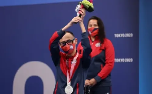 Abarza celebrando su nueva medalla de plata en Tokio. (FOTO: Getty)