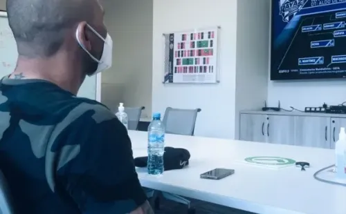 Humberto Suazo mirando atento el empate de Raya2. Foto: Raya2.