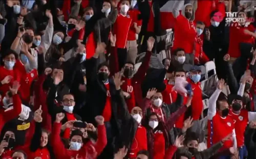 Los hinchas de la Roja de regreso al estadio. (Foto: Captura TNT Sports)