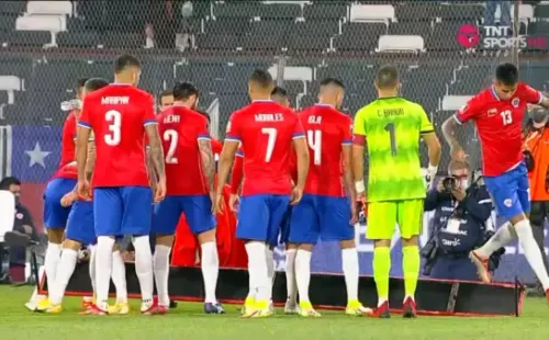 Chile juega ante Brasil con camiseta fabricada por KS7, pero sin logo de la marca nacional. (Foto: Captura TNT Sports)