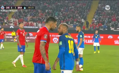 Maripán y Neymar estuvieron a anda de animar una pelea: se calentaron sobre el final del Chile-Brasil. (Foto: Capturas TNT Sports)