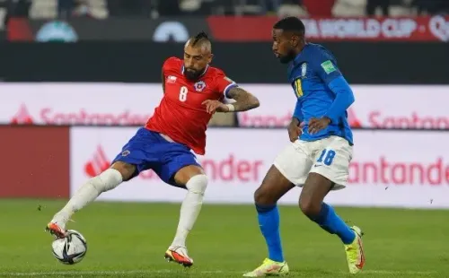 Vidal cayó en el área y todo Chile reclamó penal, pero el VAR se lo negó. Foto: Agencia Uno