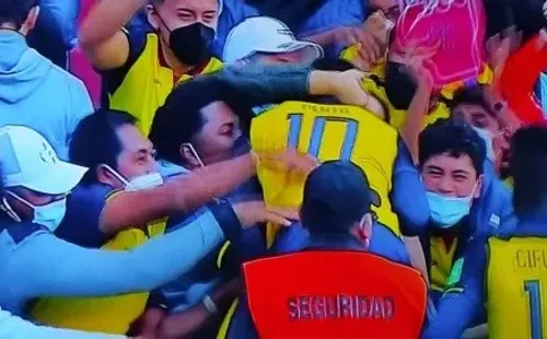 Abrazados con los hinchas terminaron los jugadores de Ecuador rompiendo todos los protocolos del Covid-19 (Pantallazo)