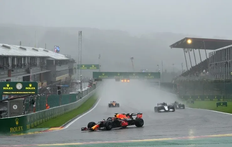 Max Verstappen se quedó con el primer lugar del Gran Premio de Bélgica en una “bochornosa” fecha para la F1. (Foto: Getty)