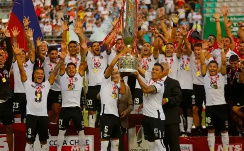 Colo Colo es el vigente campeón tras ganar la copa en 2020, la que evidencia en la imagen la dificultad para levantarla. (Foto: Agencia UNO)