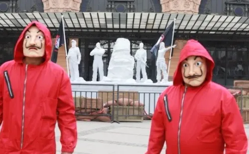 El monumento a los caídos de La Casa de Papel en la Estación Mapocho.