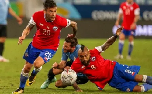 Charles Aránguiz y Arturo Vidal son dos que también arriesgar perderse el partido con Colombia. Foto: Agencia Uno