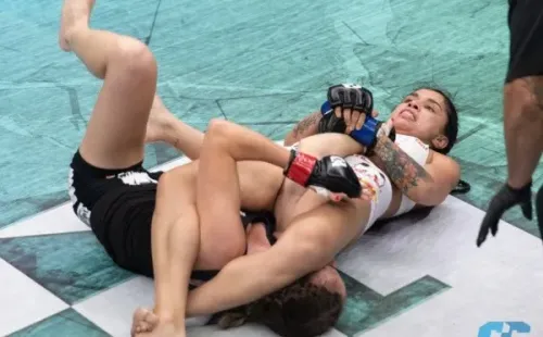 Gloria Bravo sometió a su rival y regresó al triunfo. Foto: Combate Global