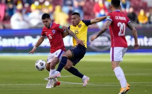 Chile visita a Ecuador por eliminatorias con atajadón de Claudio Bravo.
