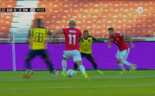 Amarilla y suspensión de Eduardo Vargas contra Colombia. (Foto: capturas TNT Sports)