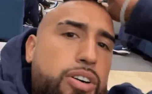 Arturo Vidal y su Live antes de tomar el avión tras el empate de Chile contra Ecuador.