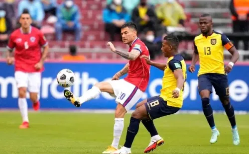 Arturo Vidal y Gary Medel avisan que en la Roja están armando a Charles Aránguiz para que pueda jugar contra Colombia.