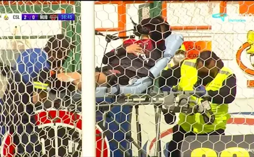 El jugador de Ñublense fue retirado en ambulancia.(FOTO: TNT Sports)