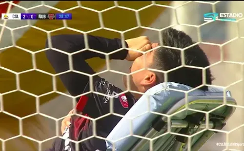 El zaguero fue rápidamente subido a una camilla.(FOTO: TNT Sports)