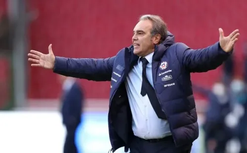Martín Lasarte no encuentra respuestas para el gol en Chile. (Foto: Getty Images)