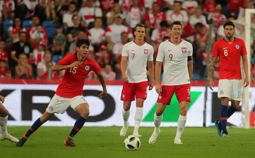 Ángelo Araos en la Roja frente a Polonia. El jugador de Corinthians vuelve a complicarse como opción de refuerzo de Colo Colo.