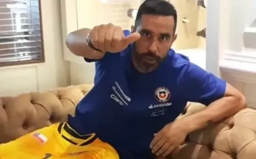 Una amarilla y una verde. Estas fueron las camisetas que entregó Claudio Bravo a Nelson Tapia.