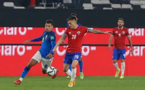 Charles Aránguiz ha sido uno de los mejores de la triple fecha de eliminatorias, pero su desgaste le está pasando la cuenta. Foto: Agencia Uno